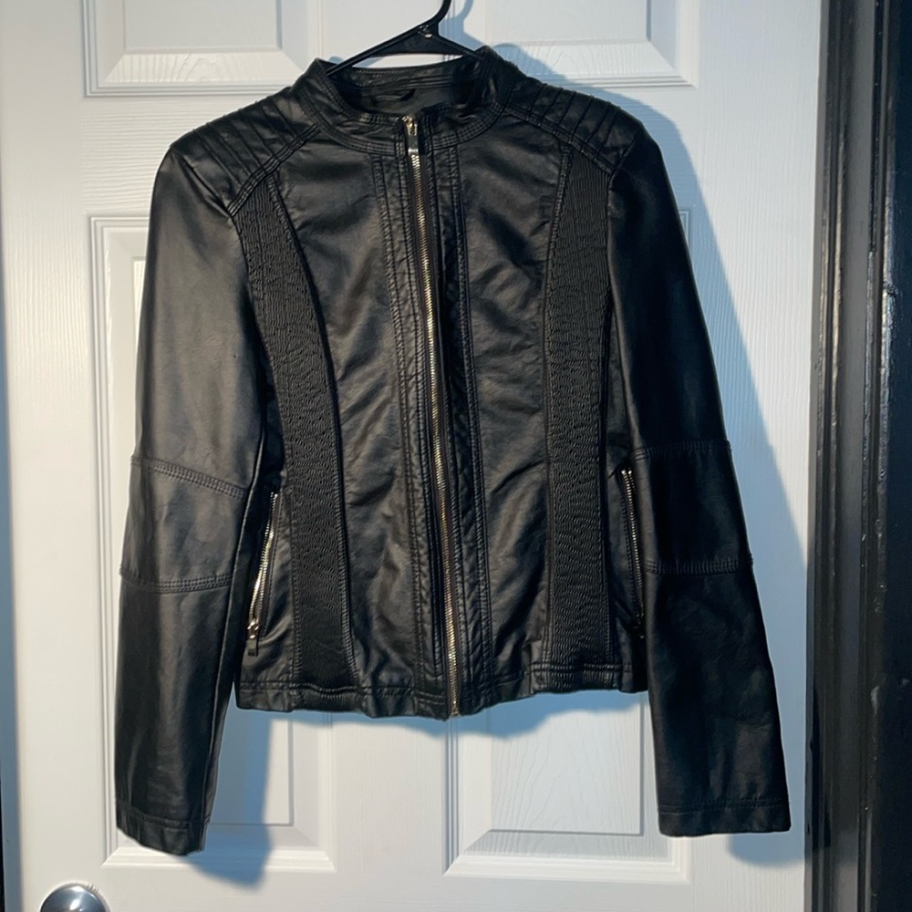 Cute leather zip up jacket size small very biker looking but dressy also